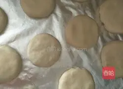 Illustration of how to make prunes and sesame cakes with dried meat floss 13