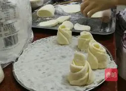 Illustration of how to make rose steamed buns 2