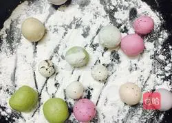 Illustration of how to make cartoon colorful glutinous rice balls 3