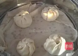 Illustration of how to make steamed stuffed buns with cabbage, fungus and pork stuffing 8