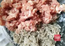 Illustration of how to make leek, vermicelli, egg and lean meat dumplings 3