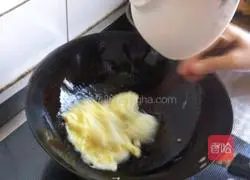 Illustration of how to make cabbage and egg fried rice 3