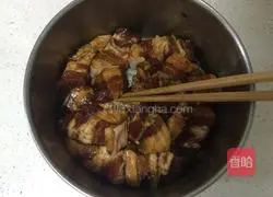 Illustration of how to make braised pork belly rice 3