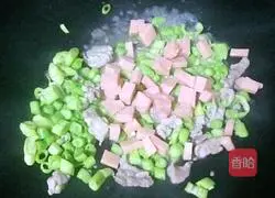 Illustration of how to make fried rice with beans, ham and fried rice 8