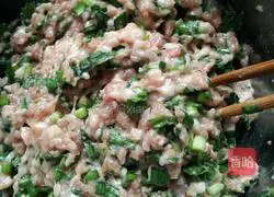 Illustration of how to make leek and pork dumplings 4