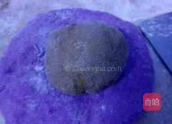 Illustration of how to make two-color flowering steamed buns 9