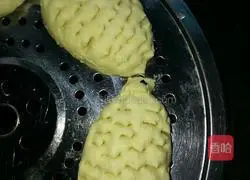 Illustration of how to make golden hedgehog steamed buns 3