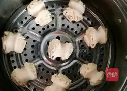 Illustration of how to make steamed flower rolls 4