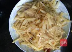 Illustration of how to make strips (mixed noodles) 12