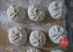 Illustration of home-style pork and pickled cabbage stuffed buns 6