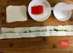 Illustration of how to make wonton skin scallion pancakes 5