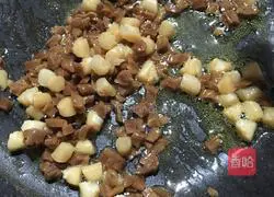 Illustration of how to make seafood nut egg fried rice 5