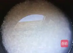 Illustration of how to cook rice in a rice cooker 2