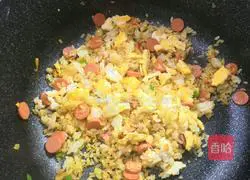 Illustration of how to make curry ham and egg fried rice 7