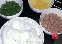 Illustration of how to make fried rice with eggs, ham and sausage 1