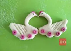 Illustration of how to make swan steamed buns 15