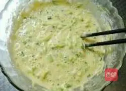 Illustration of how to make zucchini egg pancakes 5