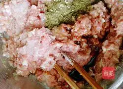 Illustration of how to make cabbage, celery and pork dumplings 3