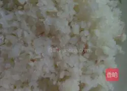 Illustration of how to make pork, fungus and radish dumplings 5