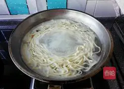 Illustration of how to mix noodles 13