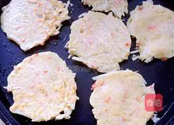 Illustration of how to make shredded potato pancakes 5