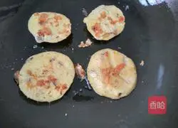 Illustration of how to make golden steamed bun slices 7