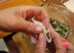 Illustration of how to make crescent dumplings 6