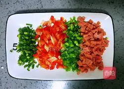 Illustration of how to make colorful pepper fried rice 12
