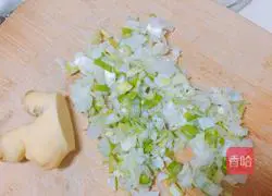 Illustration of how to make cabbage and pork dumplings 4