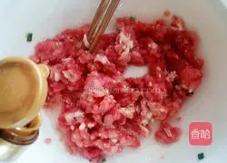 Illustration of how to make three fresh stuffed buns 4