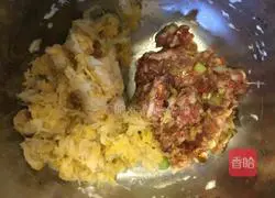 Illustration of how to make pickled cabbage and pork buns 9