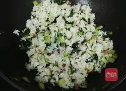 Illustration of how to make fried rice with vegetables and bacon 3