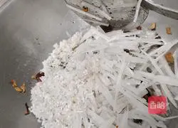 Illustration of how to make braised rice with shredded radish 7