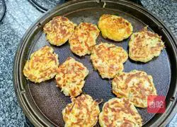 Illustration of how to make potato shredded cake 7