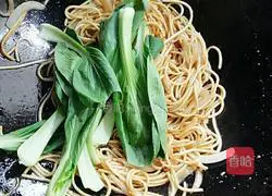 Illustration of how to make vegetarian fried noodles 12