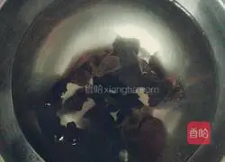 Illustration of how to make cured meat and mixed egg fried rice 3