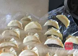 Illustration of how to make pan-fried leek and water chestnut dumplings 1