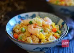 Illustration of how to make colorful fried rice with shrimps 13
