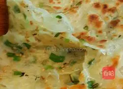 Illustration of how to make green onion and sesame layer cake 15