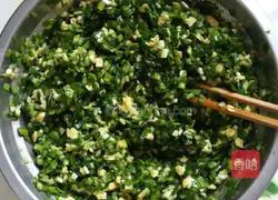 Illustration of how to make leek and egg dumplings 1