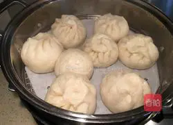 Illustration of how to make pickled cabbage and pork buns 19