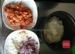 Illustration of how to make kimchi fried rice 1