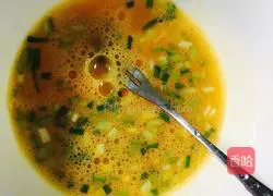 Illustration of how to make steamed buns rolled with scallion oil and eggs 2