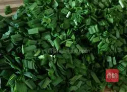 Illustration of how to make steamed buns with sauced meat and chives 7