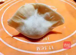 Illustration of how to make fan-shaped dumplings 11