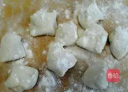 Illustration of how to make three fresh stuffed dumplings 6