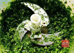 Illustration of how to make wonton stuffing with mushrooms, green vegetables and minced meat 6