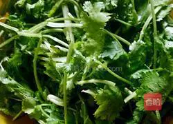 Illustration of how to make coriander noodles 1