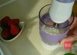 Illustration of how to make cream strawberry crepe 6