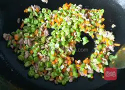 Illustration of how to make fried rice with fresh vegetables and eggs 5